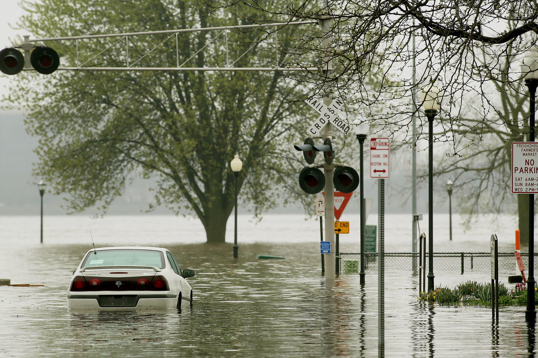 042919-qct-flood-car-002